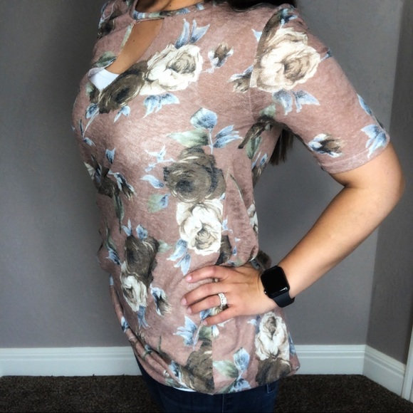 New Mauve Short Sleeve Keyhole V-Neck Floral Top - Picture 4 of 8